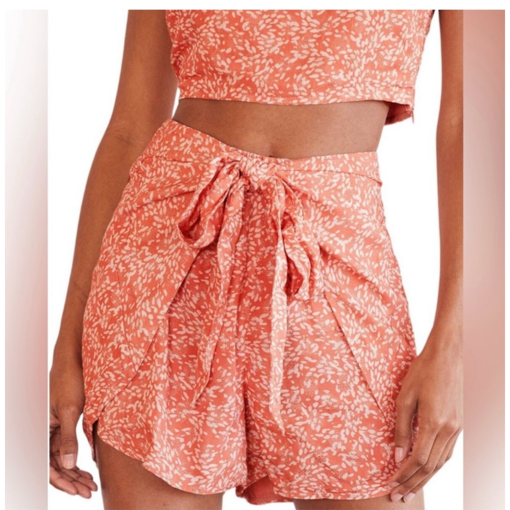Lulus NWT Floral Leaf Patterned Shorts XL, Orange